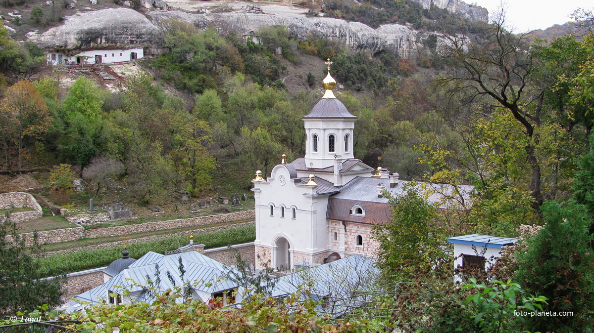 Церковь на территории монастырского комплекса