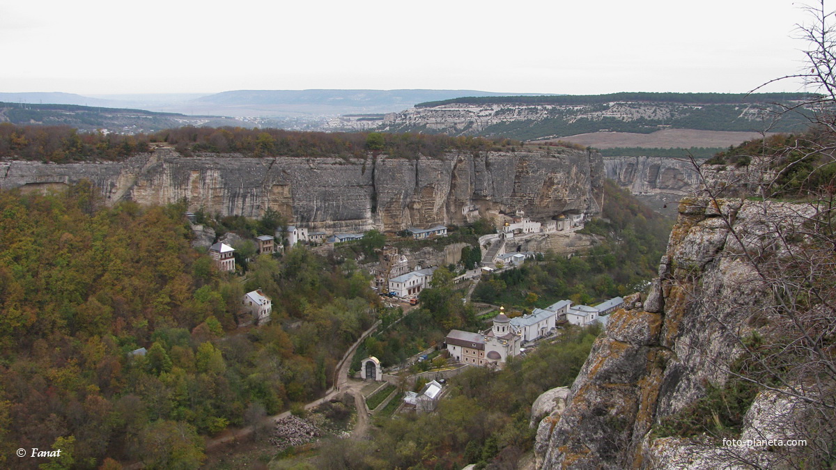 Панорама ущелья Марьям-Дере, внизу Свято-Успенский пещерный монастырь