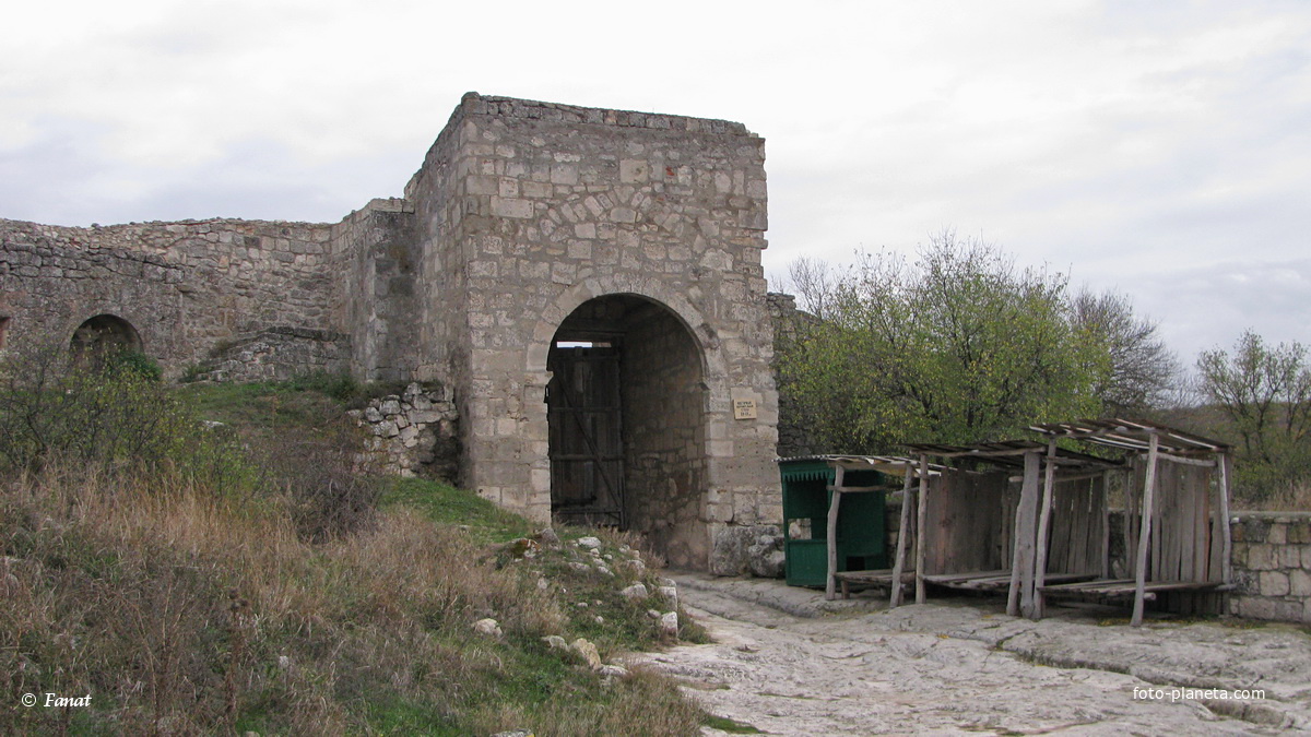 Ворота в восточной части  пещерного города