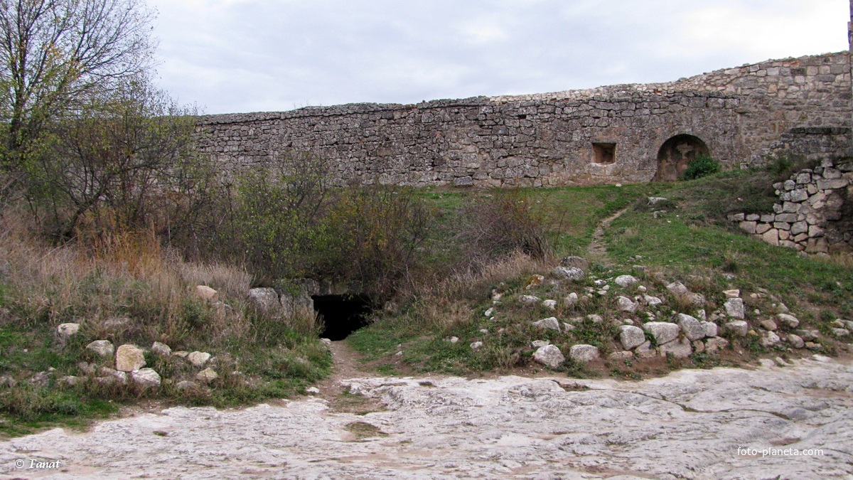 Стена и пещера возле восточных ворот