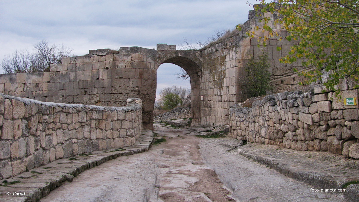 Дорога и ворота средней оборонительной стены