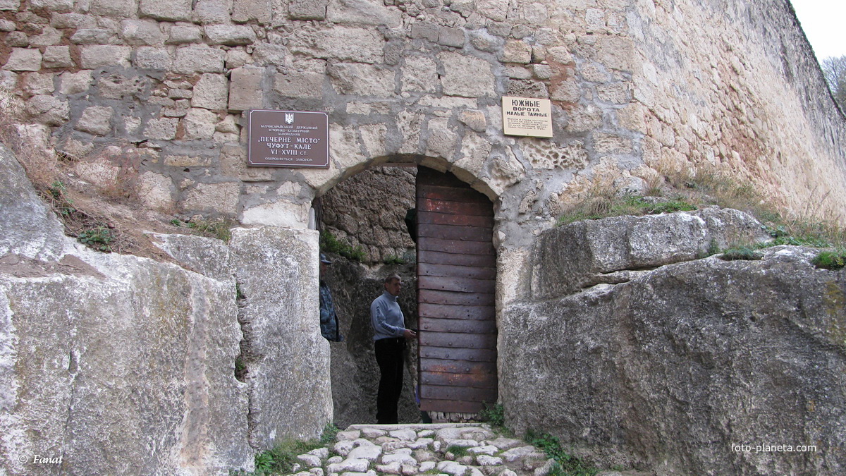 Южные ворота, главный вход в пещерный город
