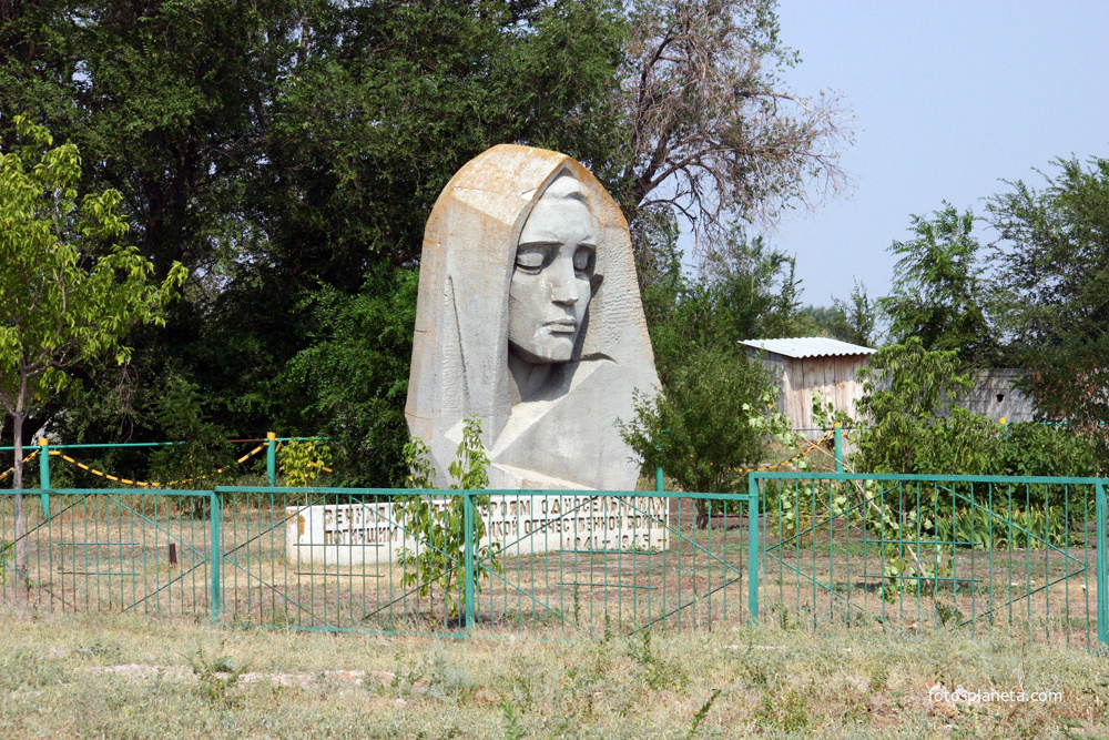 Памятник односельчанам погибшим в Великой Отечественной войне 1941 - 1945 годов