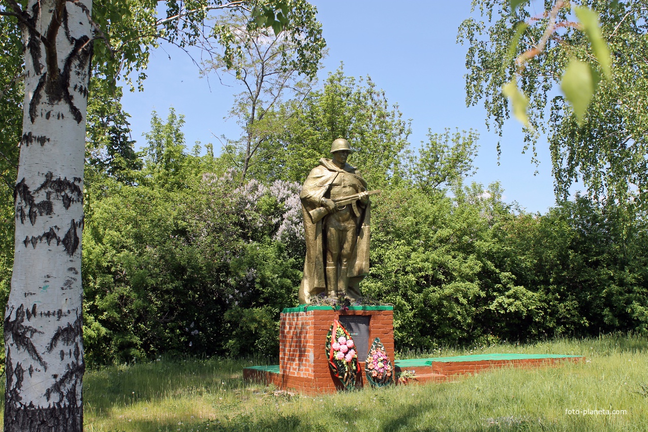 Братская могила 8 советских воинов в селе Наумовка