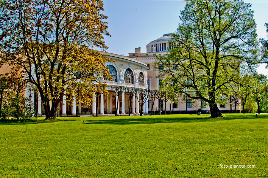 Павловский дворец. Вид заднего двора.