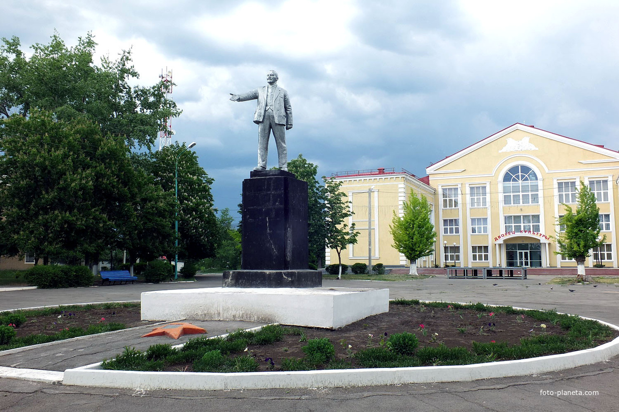 Памятник Ленину и дворец культуры