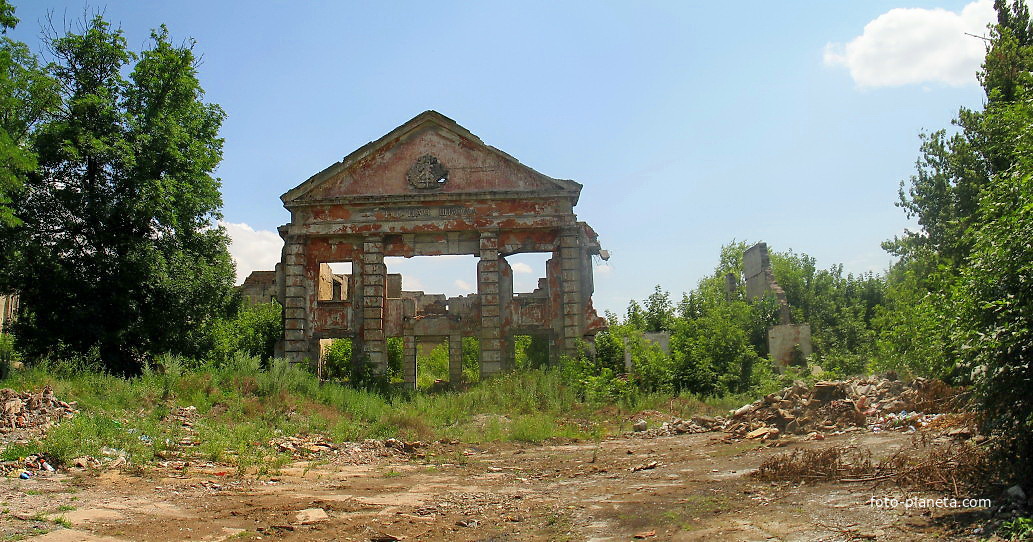 Развалины Горного училища