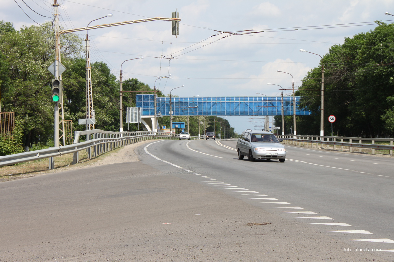 Майский. Надземный пешеходный переход.