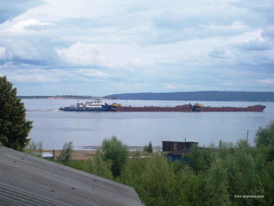 Грузовой корабль на водохранилище