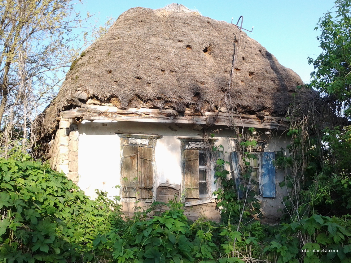 Настоящая украинская хата с непременныя атрибутом - соломенной крышей