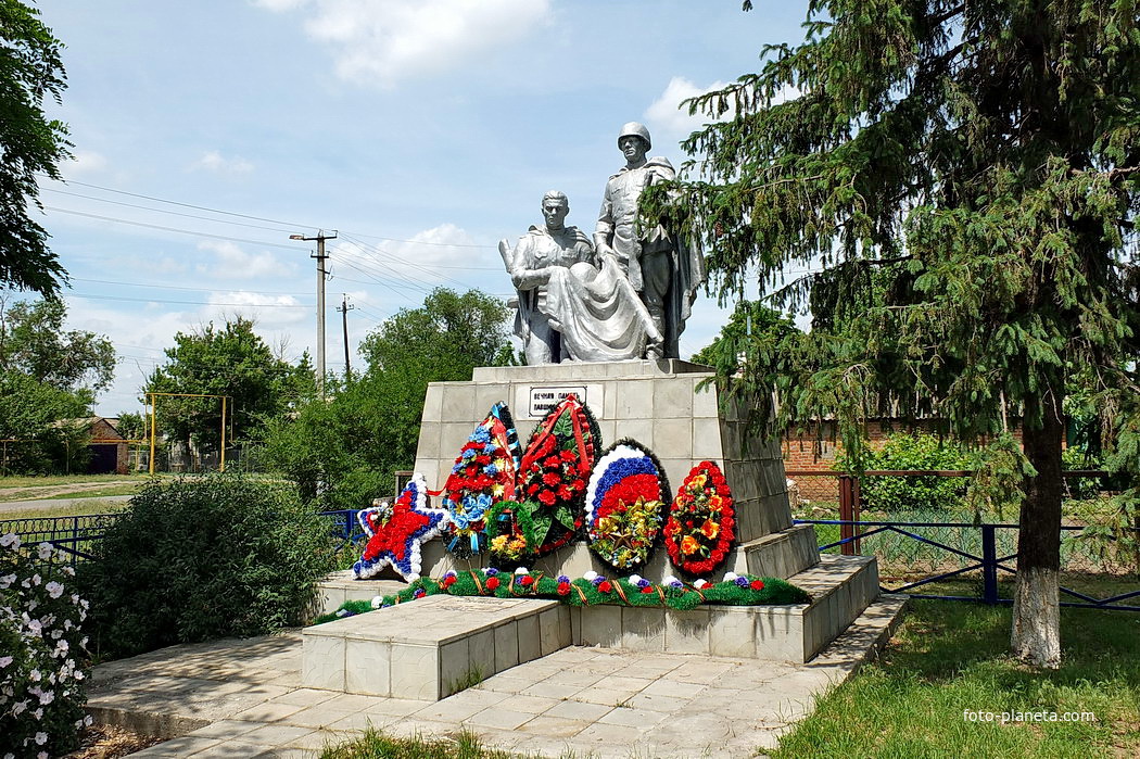 Братская могила и памятник павшим воинам в ВОВ