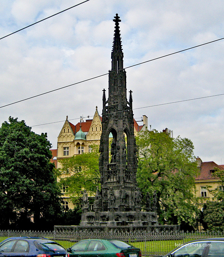 Памятник на Сметановой набережной