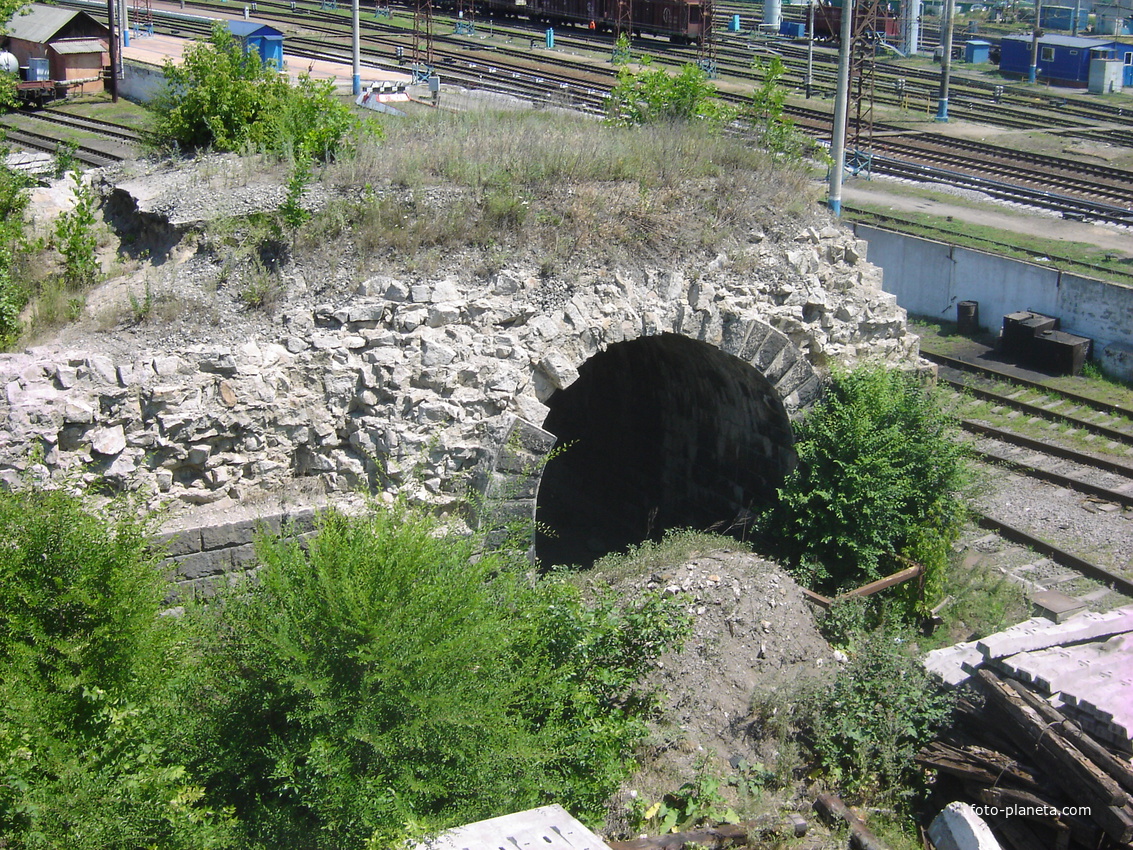 Белгород. Руины старых сооружений на железнодорожном вокзале.