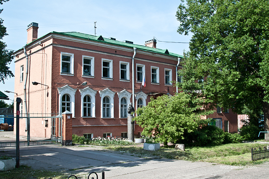 Здание администрации поселка