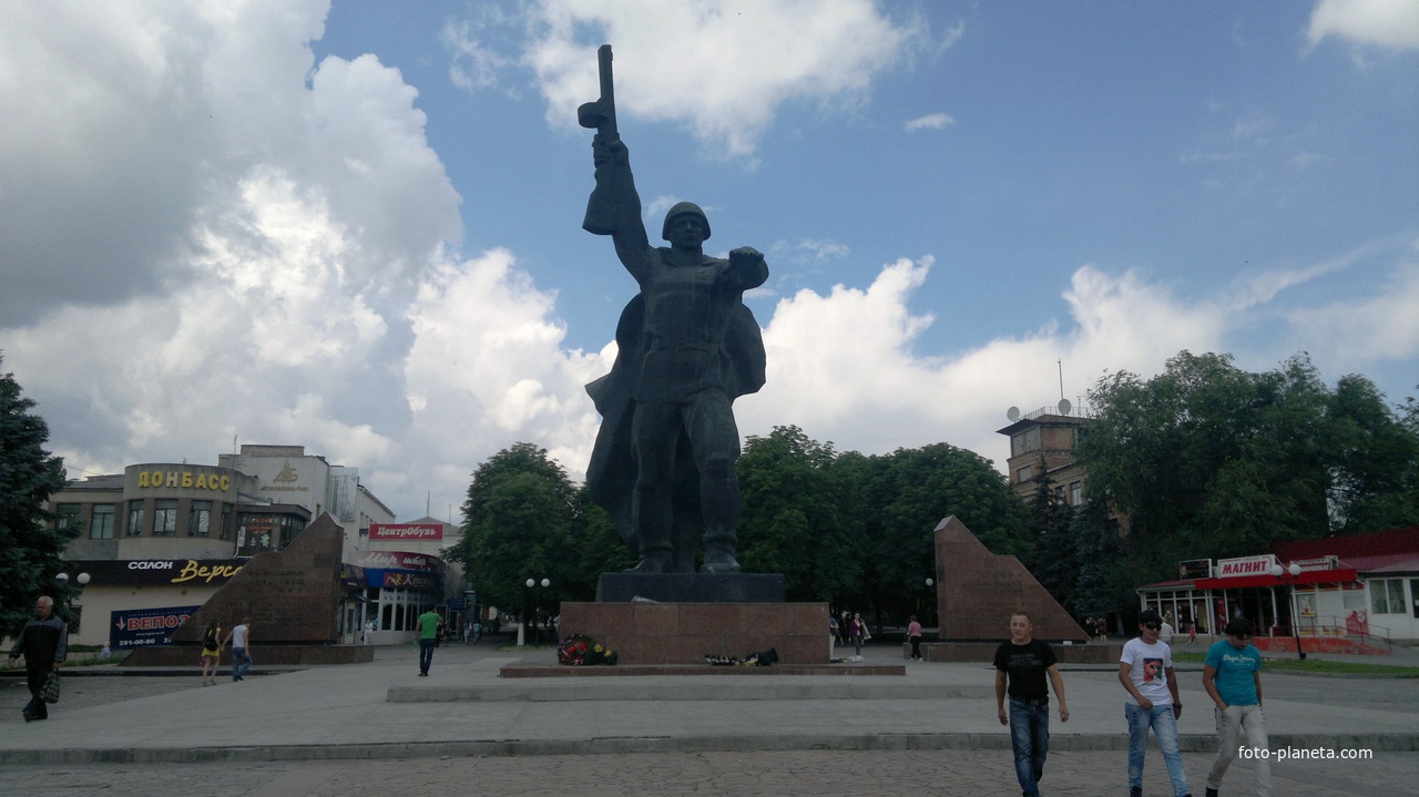 Площадь солдата. Памятник солдату в городе Шахты. Город Шахты солдат. Город Шахты памятник солдату освободителю. Площадь солдата в городе Шахты.