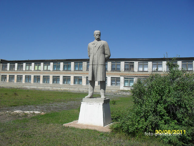 памятник Т. Шевченко на фоне школы.
