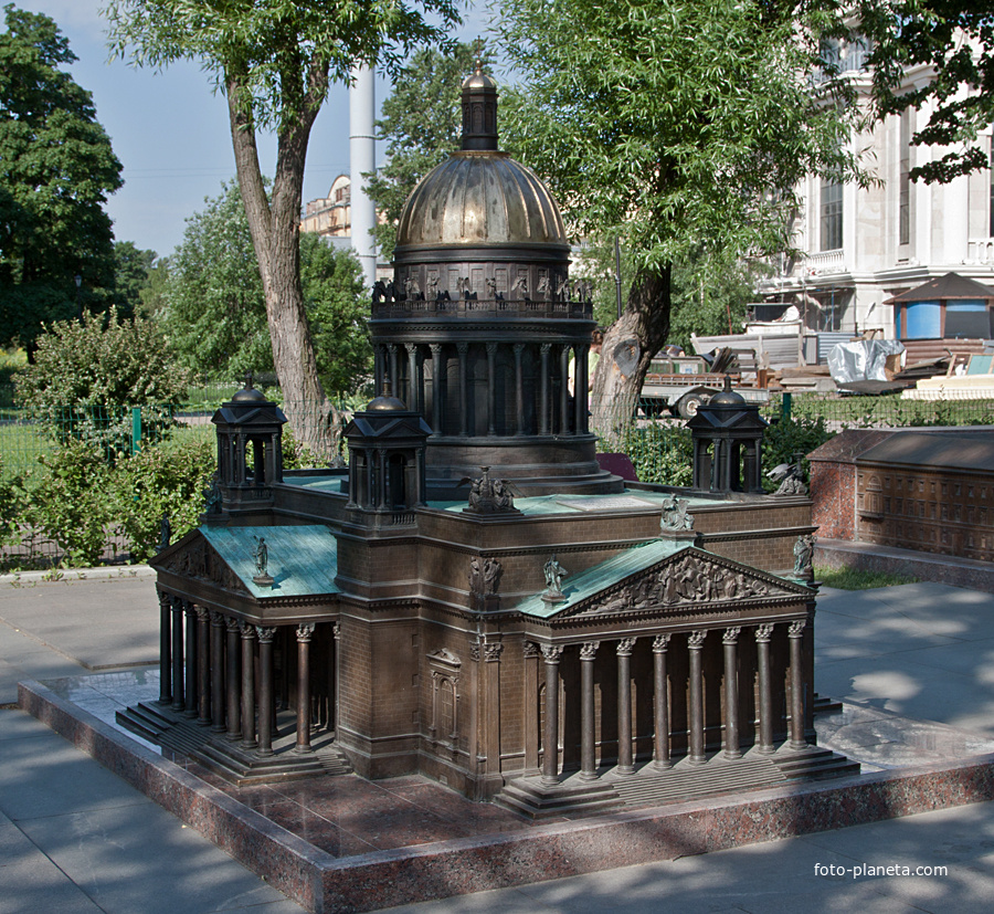 В Александровском парке. Исаакиевский собор.