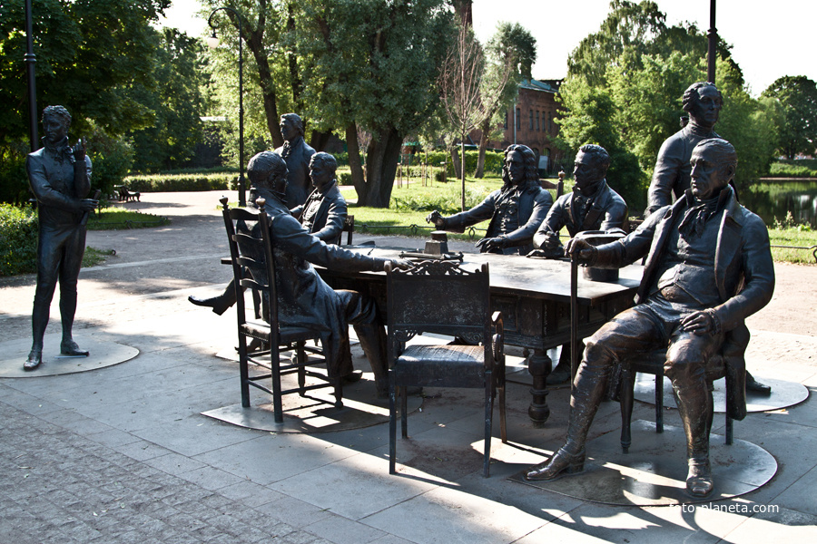 В Александровском парке. Фигуры зодчих Петербурга.