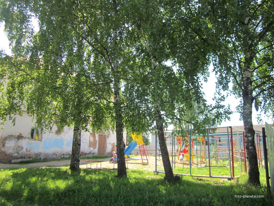 Детсая площадка у школы - интерната.