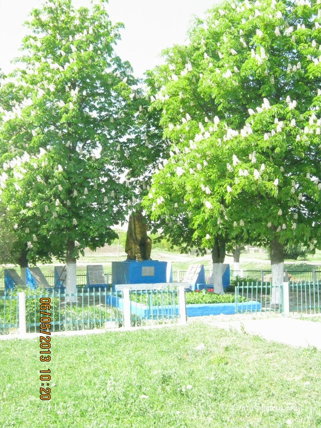 Здесь похоронены воины, погибшие при освобождении села во время Великой Отечественной войны