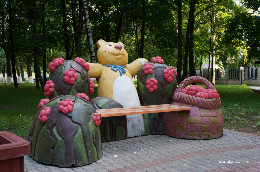 Скамейка мишка