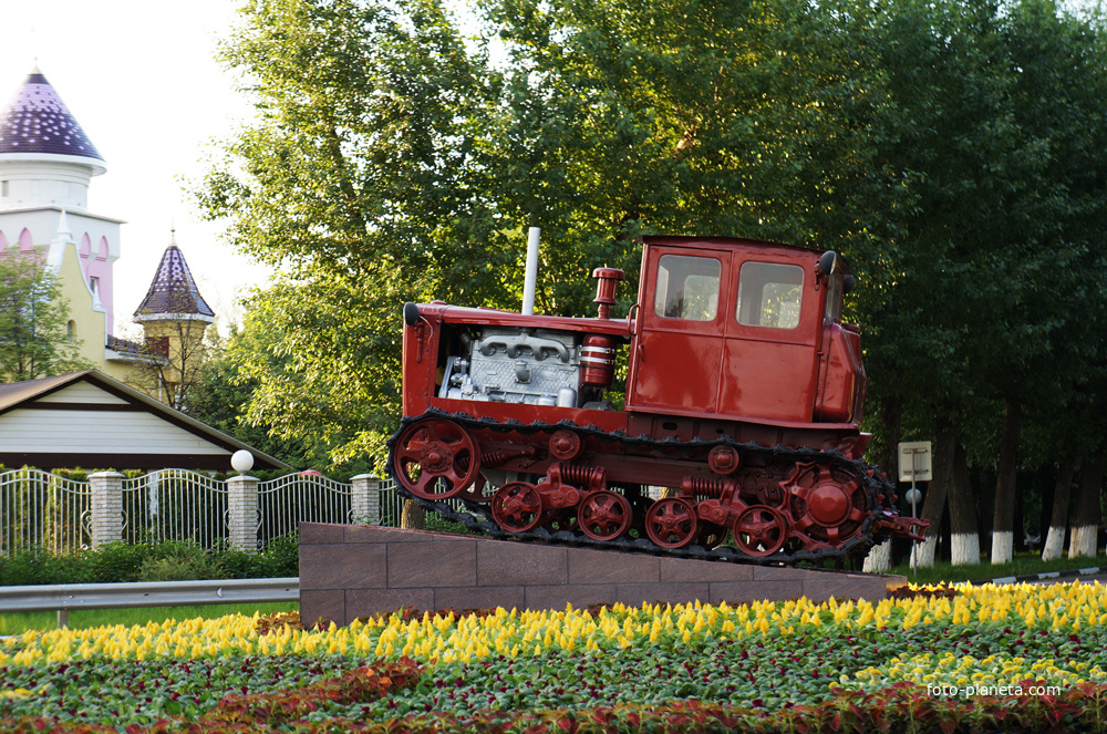 Трактор «АТЗ» на постаменте