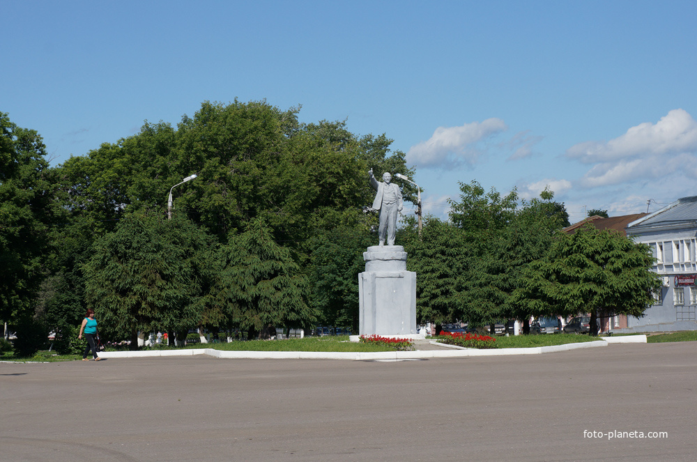 Памятник В.И. Ленину на площади двух революций
