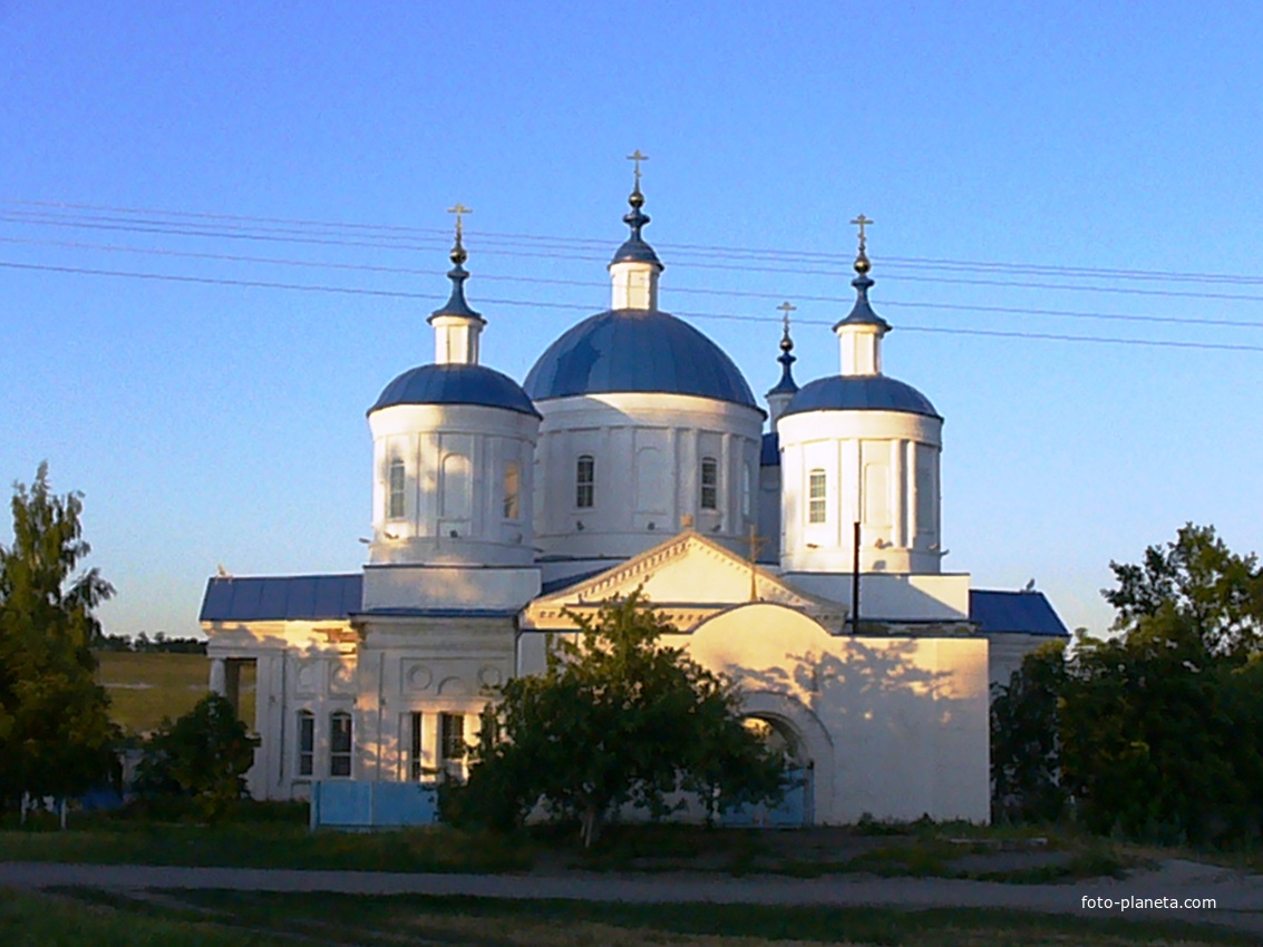 Храм Успения Пресвятой Богородицы в лучах заходящего солнца