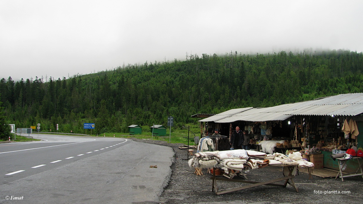 Сувенирный рынок возле кафе &quot;Крапка&quot;, граница Львовской и Закарпатской областей