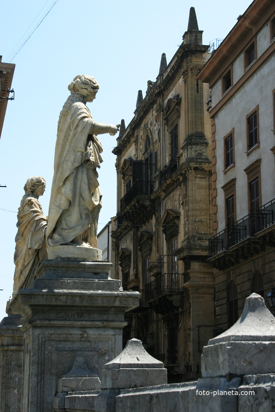 Статуи на входе на площадь перед собором