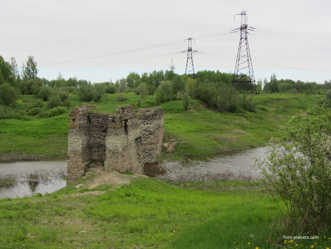 Пушкин.  Руины моста через реку  Кузьминка.