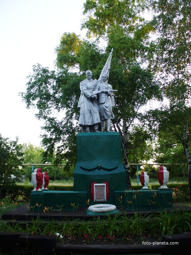 Памятник воинам ВОВ (до реконструкции)