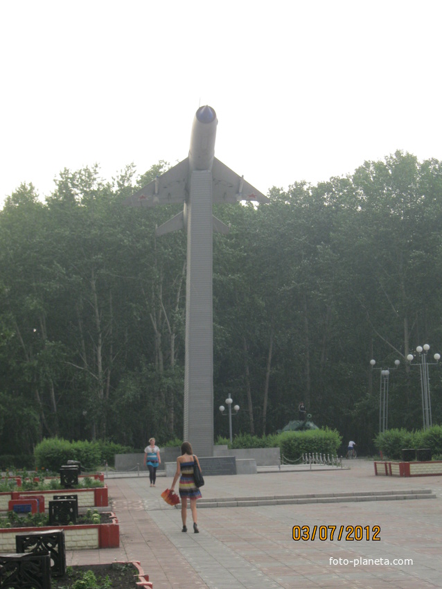 Памятник ачинцам собравшим деньги на эскадрилью &quot;Боевые подруги&quot; в годы ВОВ Парк Победы