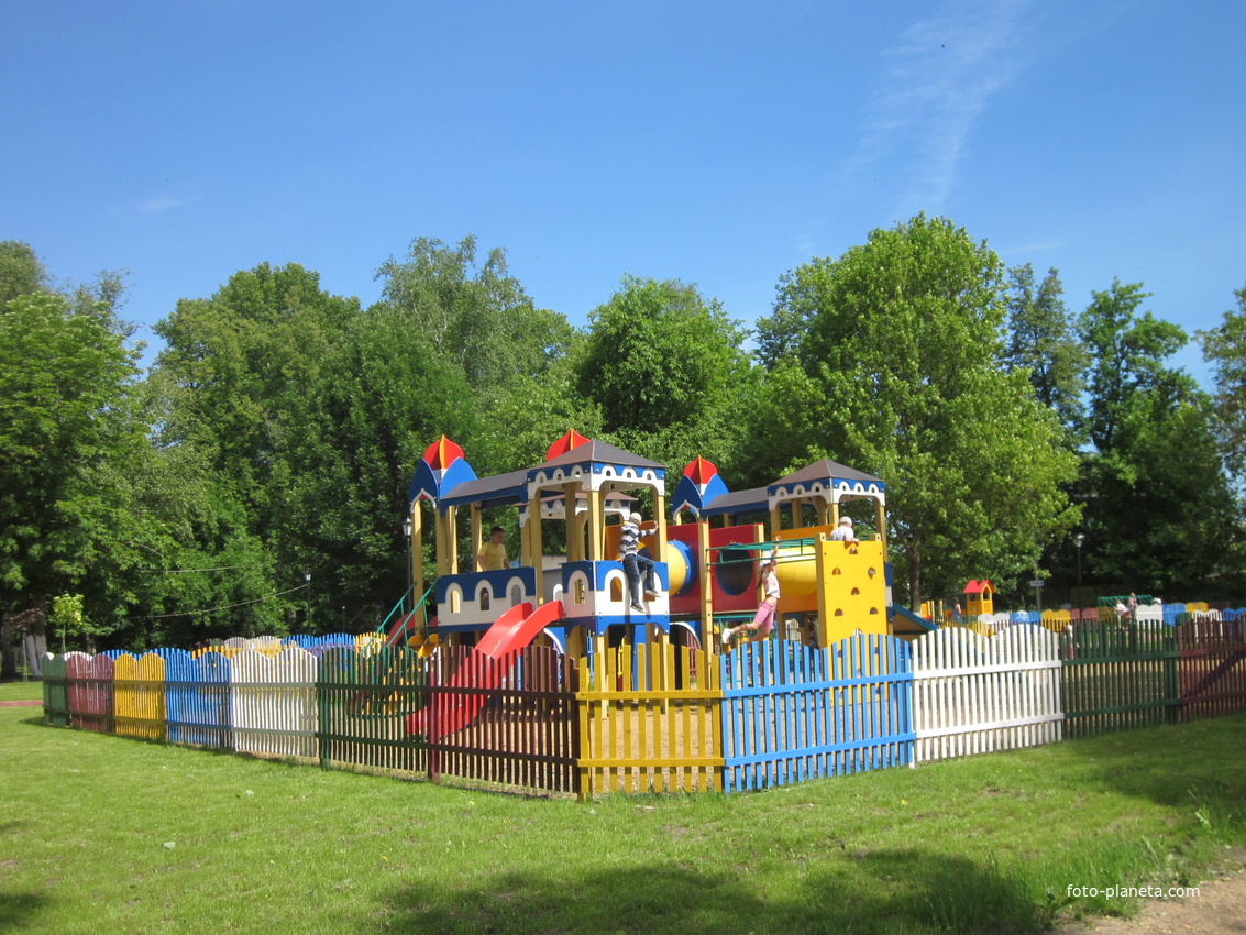 Городской парк. Детская площадка.