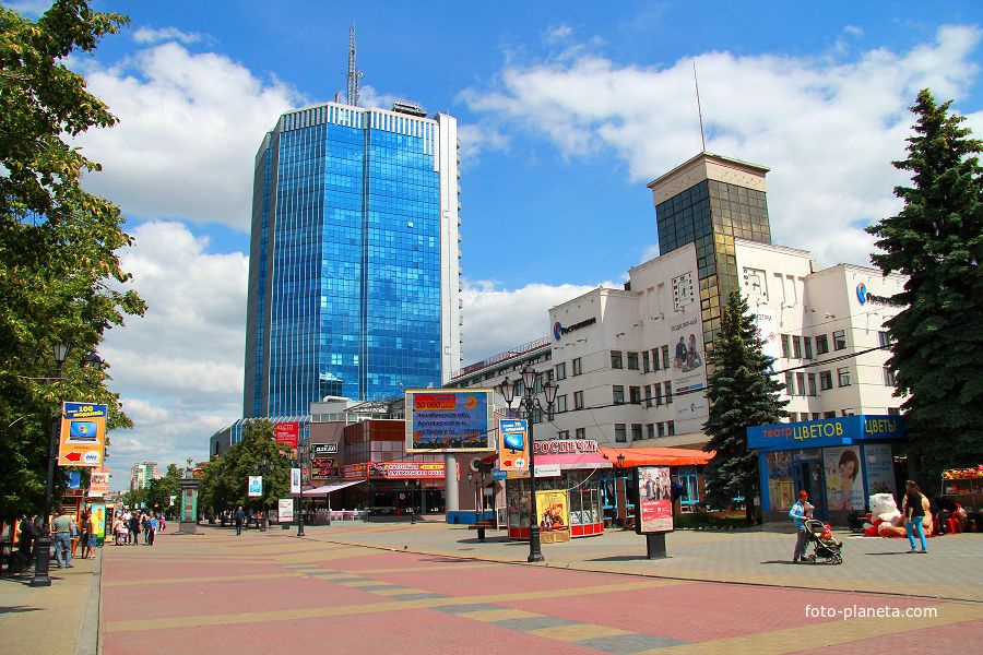 Здания &quot;Челябинск-Сити&quot; и &quot;Главпочтамт&quot; , г. Челябинск , ул. Кирова (пешеходная зона).