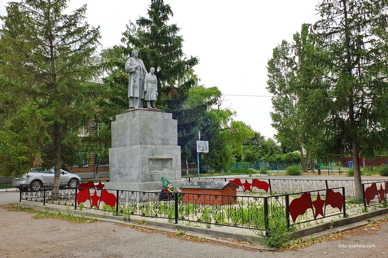 Памятник и братская могила героев -подпольщиков