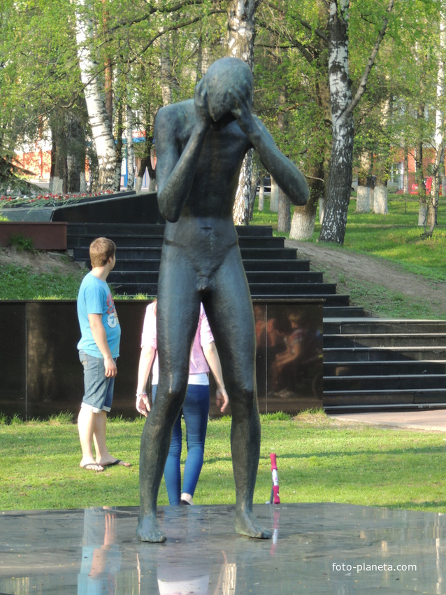 Скульптура Плачущий мальчик