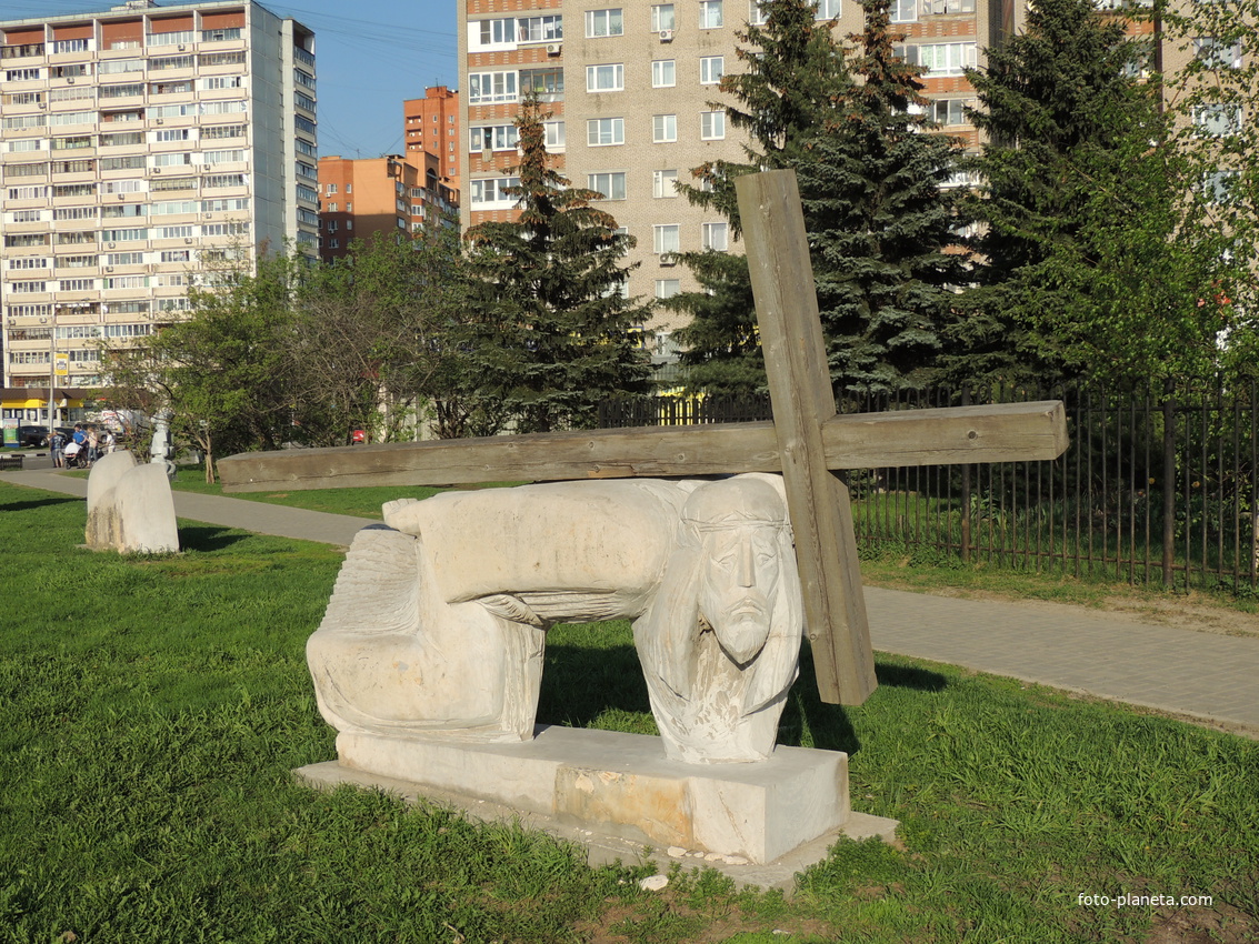 Скульптурная группа у церкви  Макария (Невского)