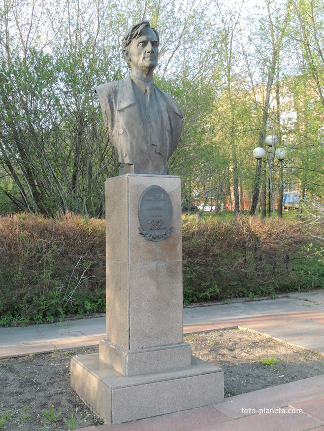 Памятник академику Б. П. Жукову скульптора М.К. Аникушина.