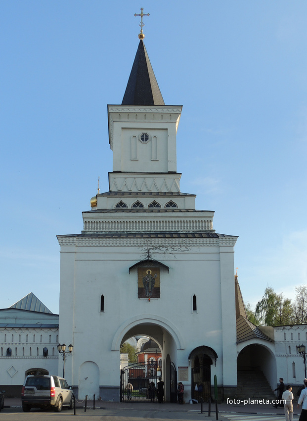 Святые ворота с надвратной башней (XVII в.)  Святые ворота с часовней Николая