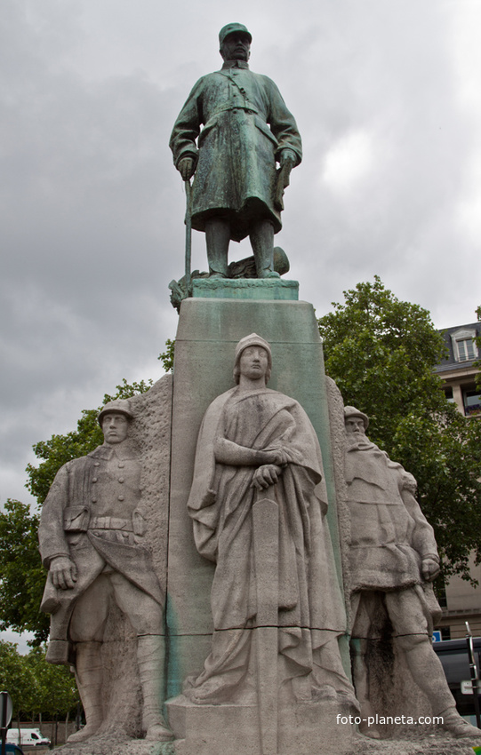 Памятник маршалу Франции Файоллю