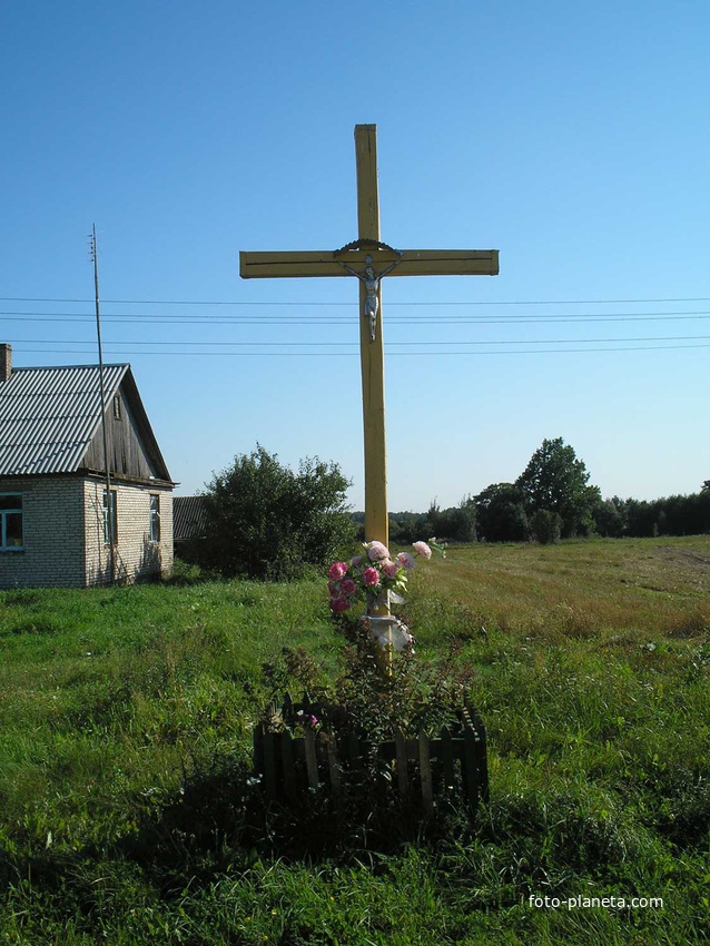 Крест возле деревни