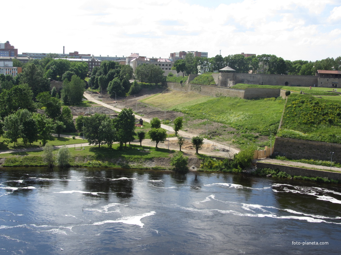 Вид на Нарву со смотровой площадки Ивангородской крепости.