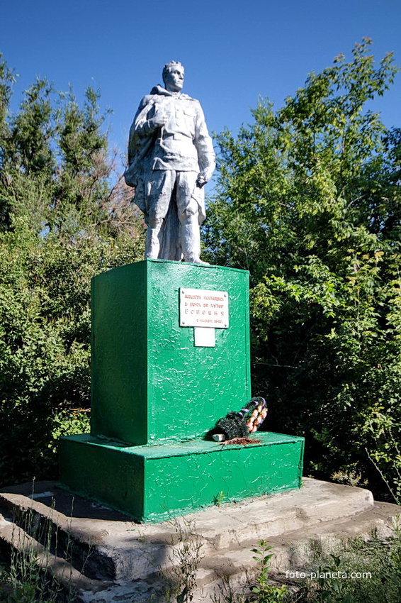 Памятник павшим воинам на братской могиле за бывшей школой