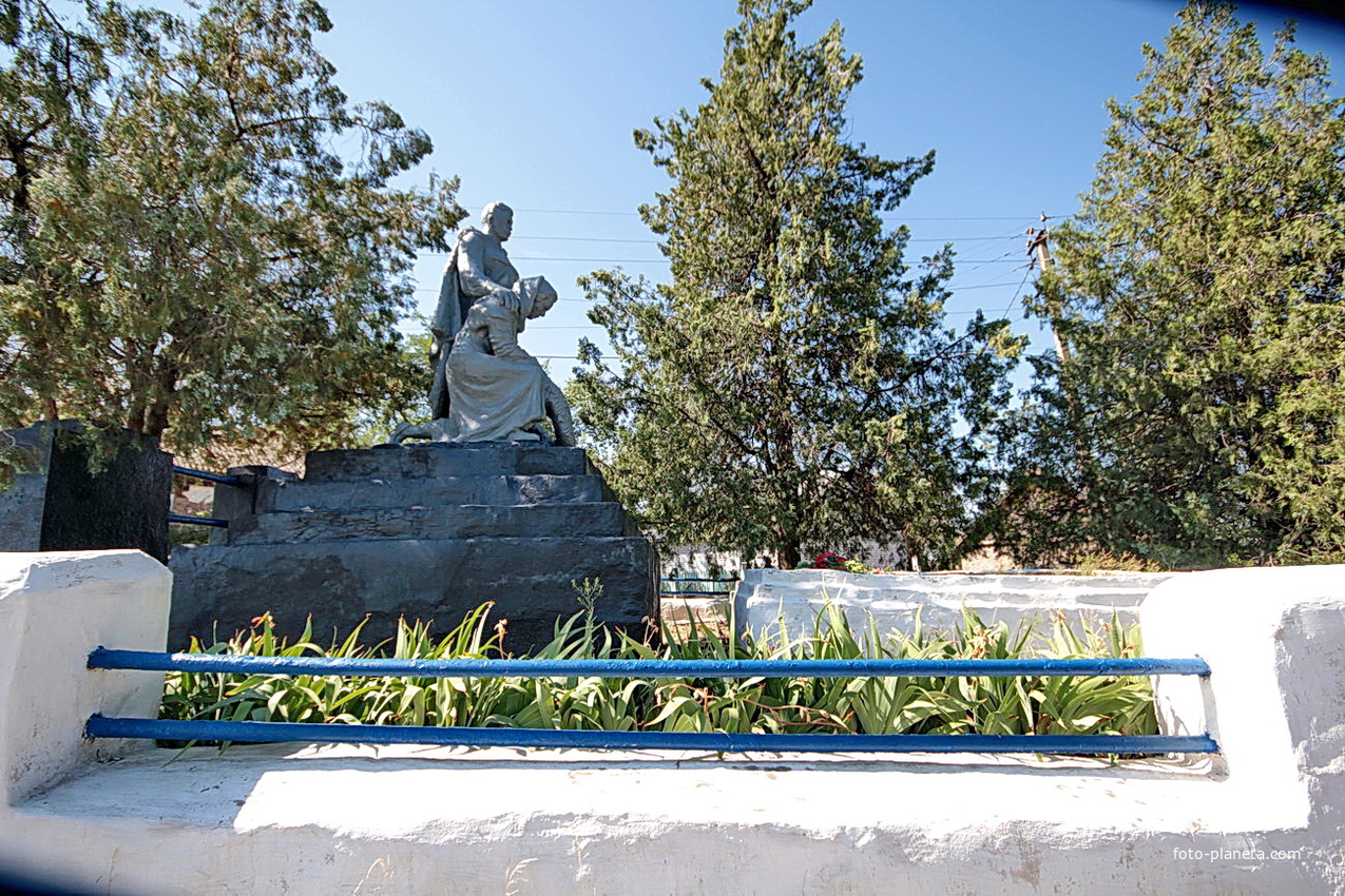 Братская могила и памятник павшим воинам за хутор в январе 1943 года