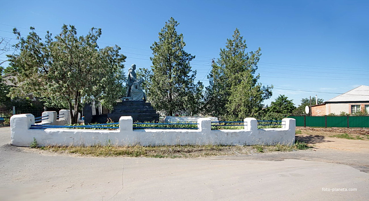 Братская могила и памятник павшим воинам за хутор в январе 1943 года