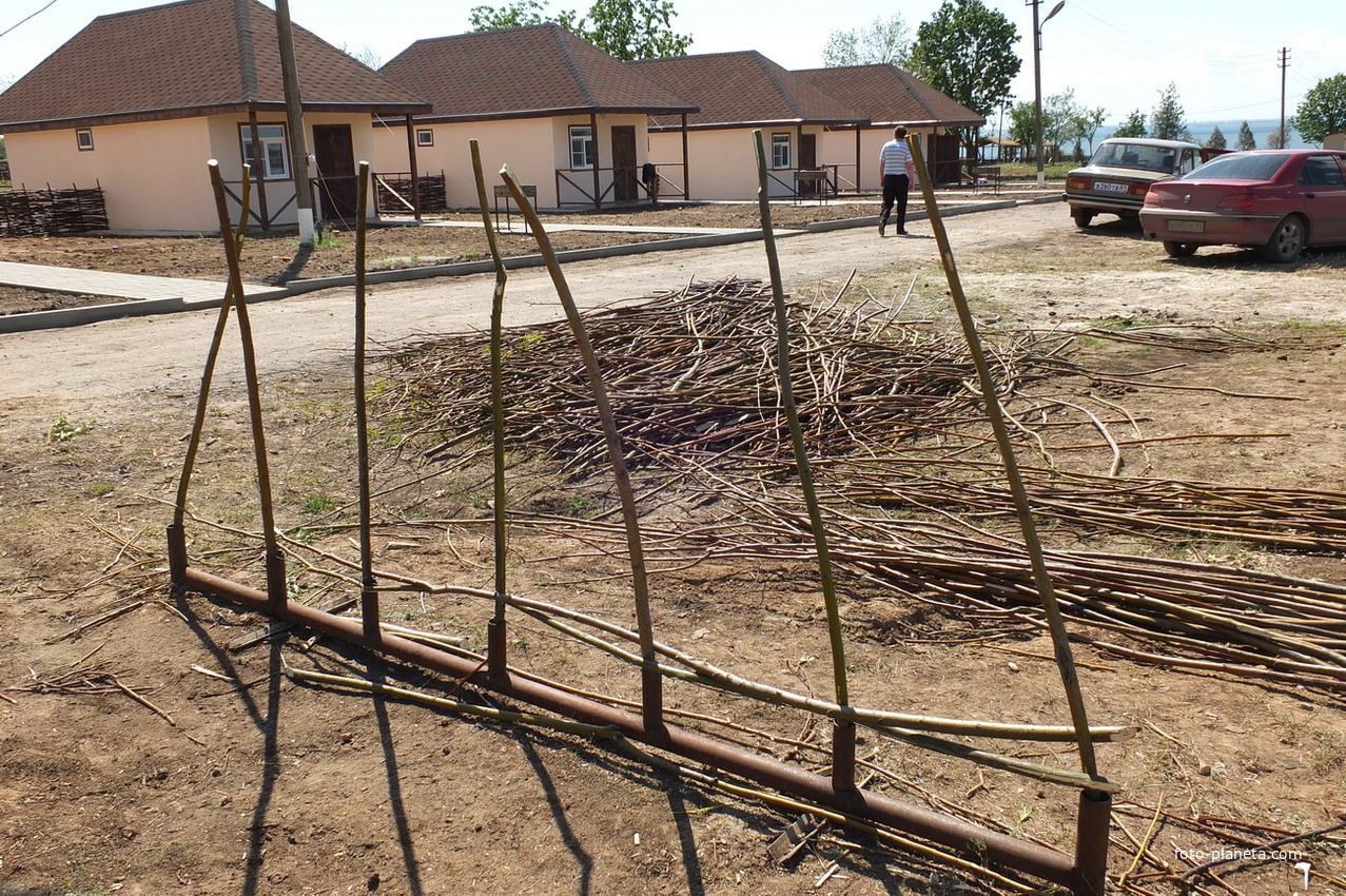 Туристический комплекс ОАО Цимлянские вина - 4 бунгало и место плетения забора