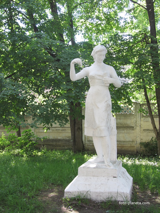 Парусинка. Скульптура около льноджутовой фабрики.