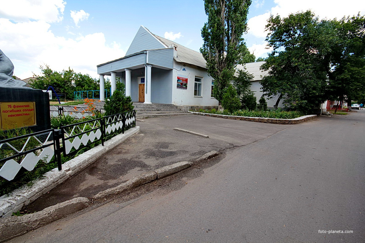 Клуб и часть площади