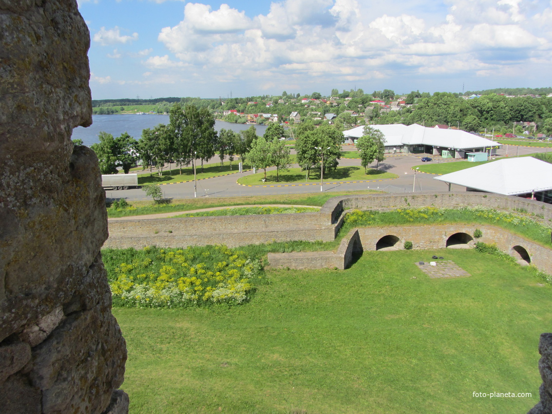 Вид на Ивангород со смотровой площадки ивангородской крепости.